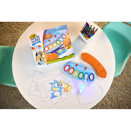 CRAYOLA Bluey Pincel Mágico con Luz Color Wonder, Estación de Pintura sin Ensuciar para Niños, Regalo de Bluey para Niños, Juguetes y Actividades para Niños Pequeños, Edades 3, 4, 5