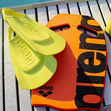 Arena Unisex Adult Comfortable Lightweight Swim Training Fins for Men and Women Silicone Short Blade Flippers Open Heel Design, Black, 6-7