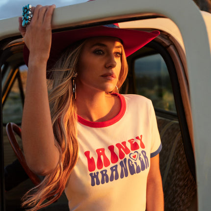 Camiseta ajustada de mujer Wrangler Lainey Wilson, blanca, pequeña