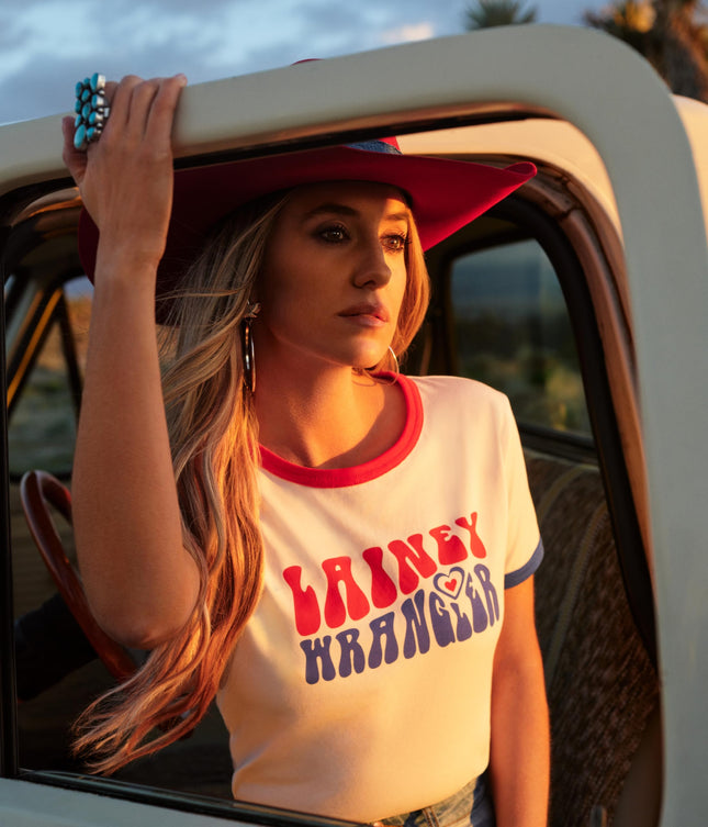 Camiseta ajustada de mujer Wrangler Lainey Wilson, blanca, pequeña