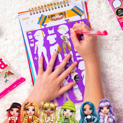 Rainbow High Rainbow Fashion Yearbook, libro de bocetos de diseño, colorea y crea looks elegantes, a partir de 6 años