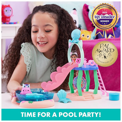 Spin Master Gabby's Dollhouse, Purr-ific Pool Playset with Gabby and Mercat Figures, Color-Changing Mermaid Tails and Pool Accessories Kids Toys for Ages 3 and Up