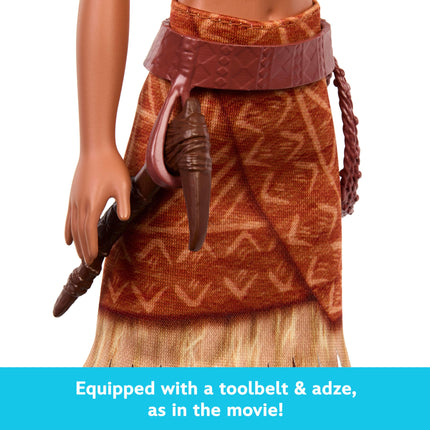 Mattel Disney Moana 2 Muñeca de Moda Loto con 2 Accesorios, Atuendo Removible con Cinturón y Hacha, Inspirada en la Película