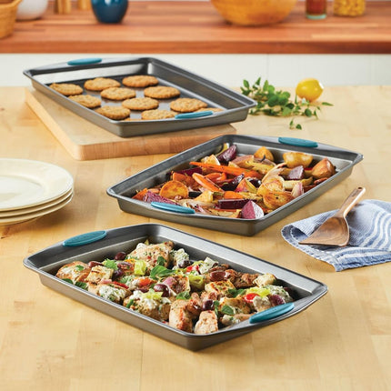 Lot de 3 plaques à pâtisserie antiadhésives Rachael Ray, grises avec poignées bleu agave