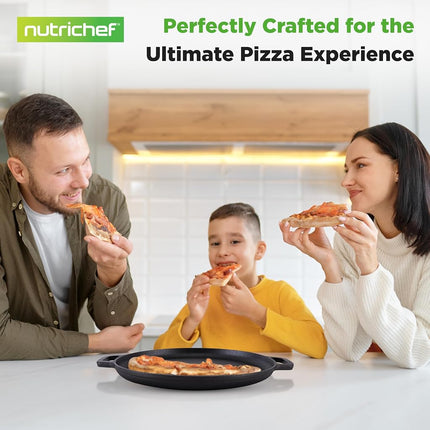 Poêle à pizza en fonte de 13 po - Poêle de cuisson à pizza en fonte avec poignée facile à saisir - Pour cuisinière à gaz, électrique, en verre, à induction, four et gril/feu de camp - 2 poignées en silicone - Nutrichef NCCIPD