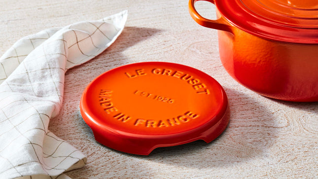 Le Creuset Salvamanteles de Hierro Fundido Esmaltado Signature, 22,35 cm, Regaliz
