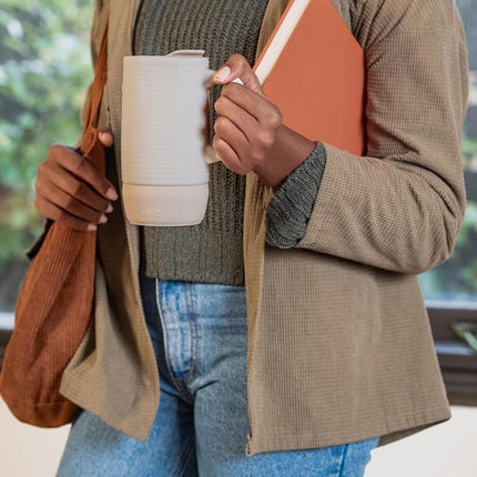 Ello Jane Mug de voyage en céramique de 530 ml avec poignée, couvercle coulissant anti-éclaboussures et sous-verre intégré, parfait pour le café et le thé, sans BPA, passe au lave-vaisselle, cadeau pour lui, elle, fête des mères, anniversaire, Sandbar