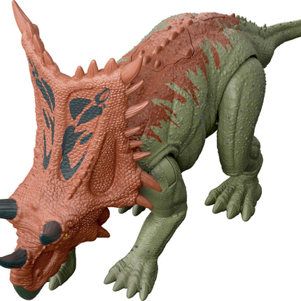 Mattel Jurassic World Strike Attack Juguete de dinosaurio con acción de ataque único y articulaciones móviles, la figura de acción de Chasmosaurus incluye juego digital
