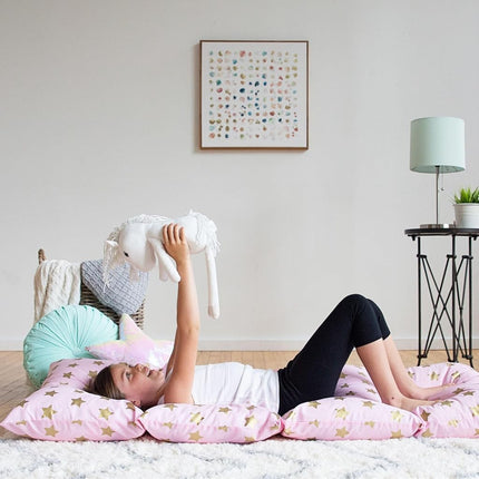 Wildkin Tumbona de suelo para niños – Ligera y fácil de transportar, ideal para pijamadas y siestas, almohada no incluida – Estrellas rosas y doradas