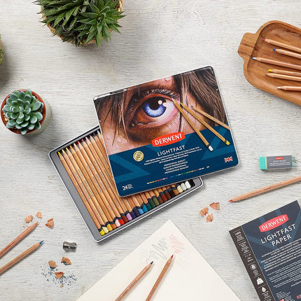 Crayons Derwent Lightfast, Lot de 24 dans une boîte en métal, mine ronde de 4 mm, résistance de mine supérieure, texture crémeuse, idéal pour le dessin et le coloriage d'œuvres d'art, qualité professionnelle, 2302720