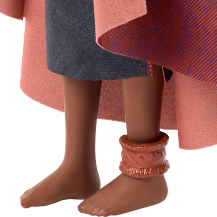 Mattel Disney Moana 2 Muñeca de Moda Matangi con 3 Accesorios, Atuendo Removible con Capa, Tocado, Hombrera y Tobillera, Inspirada en la Película