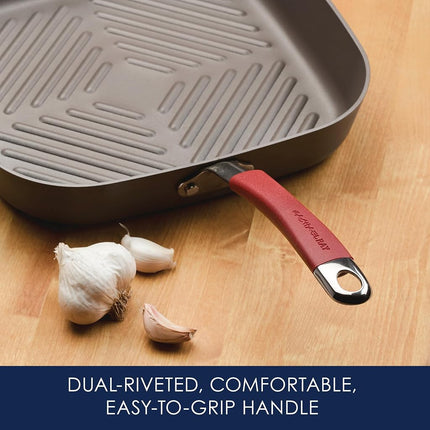Poêle à griller carrée antiadhésive Rachael Ray Cucina anodisée dure de 28 cm, grise avec manche rouge canneberge