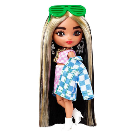 Barbie Extra Minis Doll #2 (5.5 in) Wearing Checkered 2-Piece Fashion & Jacket, with Doll Stand & Accessories Including Sunglasses and Boombox, Kids 3 Years Old & Up, ‎hgp64 - Multicolour (HGP64)