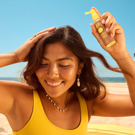 Sun Bum Original Protector Solar SPF 30 en Bruma para Cuero Cabelludo y Cabello I Vegano y Cumple con la Ley de Arrecifes de Hawái 104 (Libre de Octinoxato y Oxibenzona) I Protector Solar en Spray de Amplio Espectro UVA/UVB con Vitamina E I 59 ml
