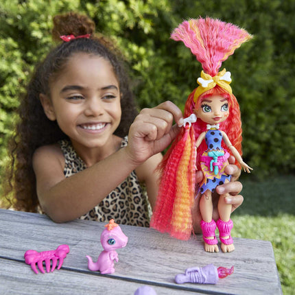 Muñeca Emberly de Cave Club de Mattel de 20 a 25 cm, muñeca de moda prehistórica articulada con pelo rosa con mascota dinosaurio y accesorios, regalo para niños de 4 años en adelante