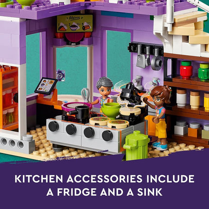 LEGO Friends La Cocina Comunitaria de Heartlake City 41747, Juego de Construcción de Simulación, Diversión Creativa para Niños y Niñas de 8 Años en Adelante, con 3 Minimuñecas, 1 Micromuñeca, un Gato Mascota y Muchos Accesorios de Cocina