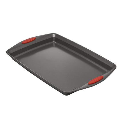 Batterie de pâtisserie antiadhésive Rachael Ray avec poignées comprenant un moule à pain antiadhésif, un moule à gâteau, des moules à gâteaux et une plaque à biscuits/plaque de cuisson - 5 pièces, gris avec poignées rouges