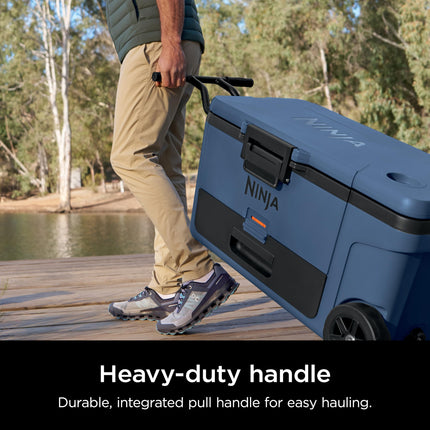 Ninja | Nevera | Nevera FrostVault 65QT con ruedas | Aislada con cajón de almacenamiento seco a temperatura | Mantiene el hielo frío durante días | Para la playa, camping, picnics y más | Azul Lakeshore | FB265BL