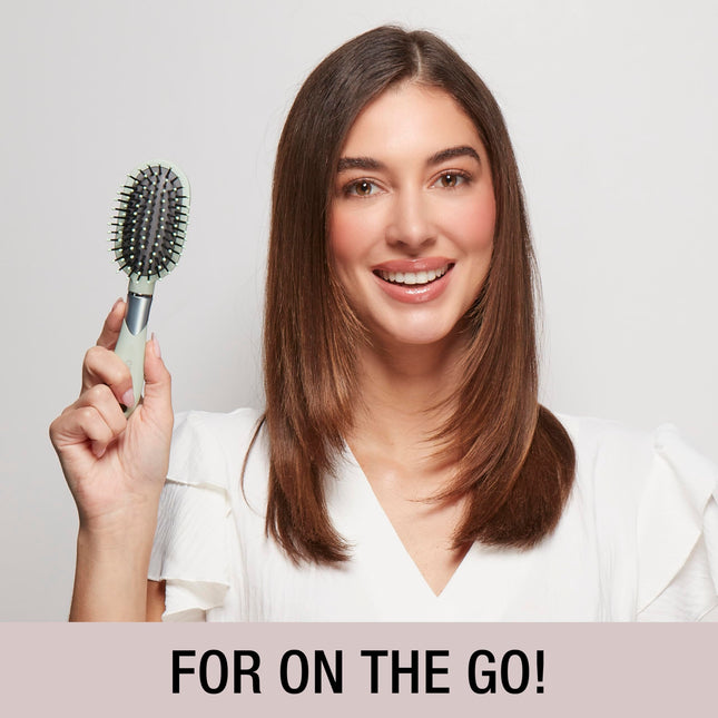 Brosse à cheveux ovale Conair Velvet Touch avec coussin d'air – Brosse de voyage – Démêlante – idéale pour les cheveux bouclés ou lisses – brosse démêlante – pour femmes ou hommes – Vert sauge