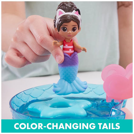 Spin Master Gabby's Dollhouse, Purr-ific Pool Playset with Gabby and Mercat Figures, Color-Changing Mermaid Tails and Pool Accessories Kids Toys for Ages 3 and Up