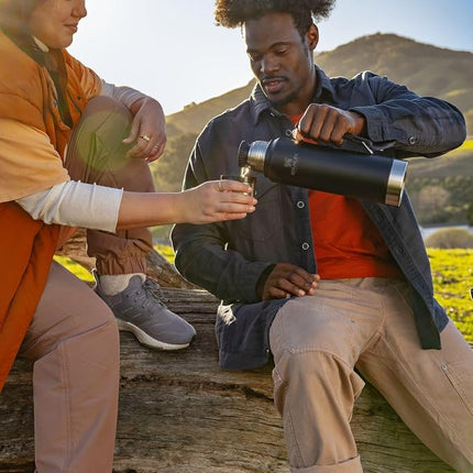 Stanley Classic Legendary Termo 1.4 L, Boca Ancha con Tapa y Vaso Antiderrames, Mantiene las Bebidas Calientes o Frías, Portátil para Viajes, Botella Térmica Aislada de Acero Inoxidable, Sin BPA, Hammertone Lake