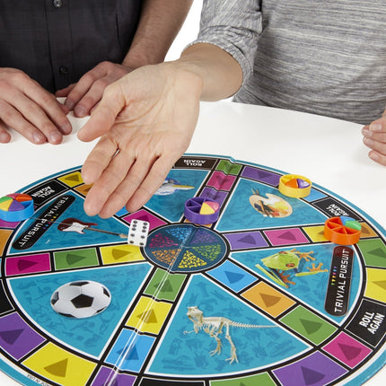 Juego Trivial Pursuit Edición Familiar de Hasbro (edición en inglés)