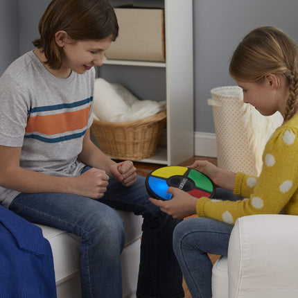 Hasbro Gaming Simon Electronic Memory Game, Handheld Light and Sound Game, Ages 8 and Up
