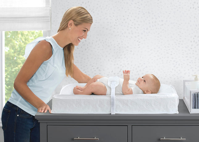 Colchoneta cambiador y cambiador portátil 2 en 1 de lujo con pillow top Serta Perfect Sleeper, blanco