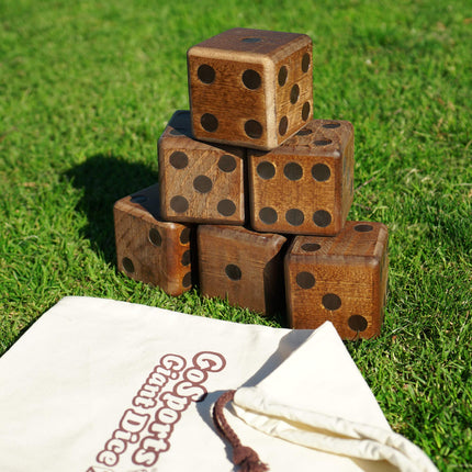 Jeu de dés géants en bois GoSports avec tableau de bord Rollzee et Farkle – Comprend 6 dés, un tableau de bord effaçable à sec et un sac de transport en toile – Choisissez des dés de 6,35 cm ou 8,89 cm