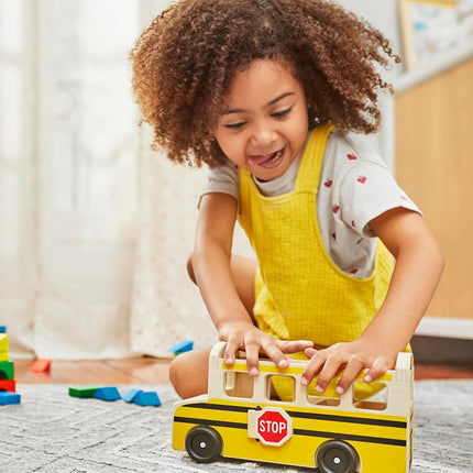 Melissa & Doug Wooden School Bus (Classic Toy Play Set, 7 Play Figures)