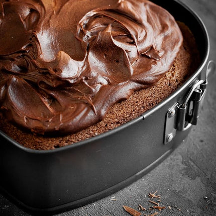 MasterClass 22.5 cm Heart Shaped Cake Tin with Loose Base, Springform Clasp & PFOA Non Stick Coating, Robust 1 mm Carbon Steel, 9 Inch Pan