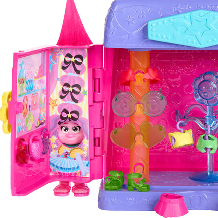 Mattel DreamWorks Trolls Sorpresa de Feria Fabulosa Boutique de Moda con la Mini Muñeca de la Reina Poppy y 25 Accesorios