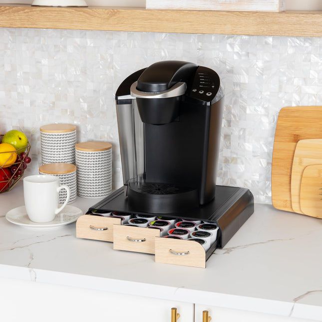 Mind Reader, soporte de cápsulas de café de 36 unidades, con tres cajones y capacidad para K-Cup, Dolce Gusto, CBTL, Verismo y monodosis, color negro con chapa de madera marrón
