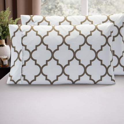 Juego de dos fundas de almohada ultrasuaves de lujo Elegant Comfort - Microfibra de calidad hotelera premium de 1500, doble cepillado - Resistente a las arrugas, estándar/queen, patrón de trébol, blanco