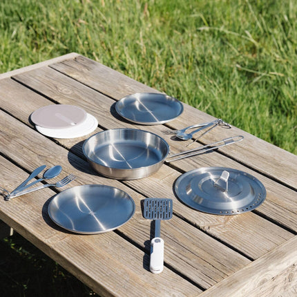 Plato de acero inoxidable Stanley Wildfare Pro | Plato apilable de 8 pulgadas | Vajilla de exterior plegable | Artículos esenciales de camping para tu cocina de camping | Sin BPA | Pebble y Stone