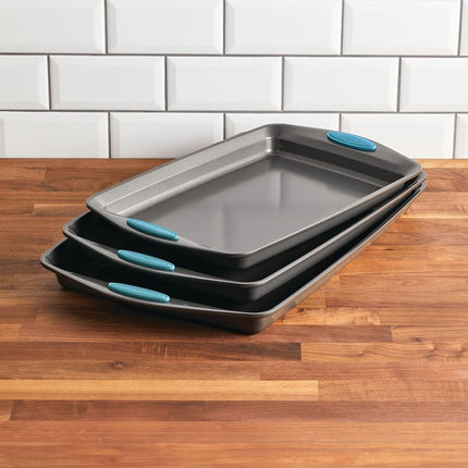 Lot de 3 plaques à pâtisserie antiadhésives Rachael Ray, grises avec poignées bleu agave