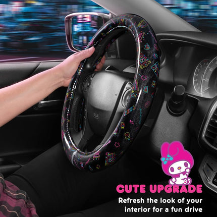 Housse de volant Hello Kitty, housse de volant de voiture officielle Sanrio de taille universelle 14,5-15, accessoires de voiture Hello Kitty noirs mignons pour femmes (Hello Kitty Kawaii Arcade)