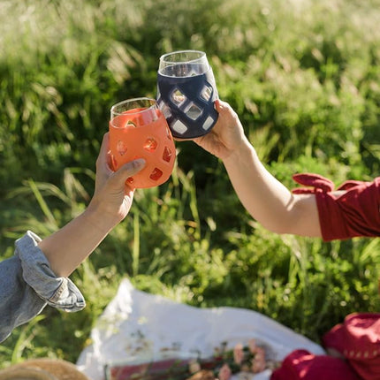 Juego de copas de vino sin tallo Ello Cru de 17 oz con fundas protectoras de silicona, paquete de 4 vasos de cóctel perfectos para patios de verano y fiestas, regalo de vacaciones para ella, él, Día de la Madre, apto para lavavajillas, Cosmos