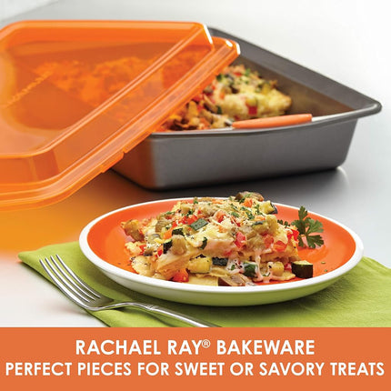 Rachael Ray Molde para hornear antiadherente de 9 x 13 pulgadas con tapa, gris con tapa y asas naranjas