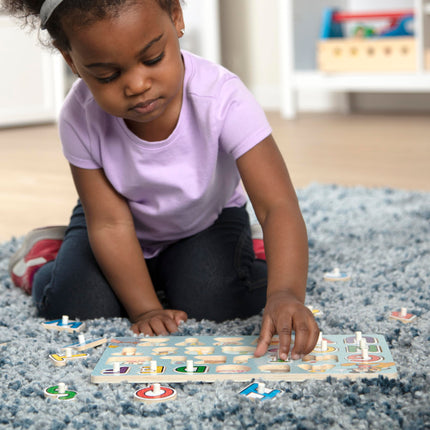 Puzle de clavijas de madera del abecedario de los clásicos de Disney de Melissa & Doug