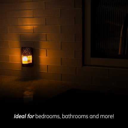 Luz de noche LED CandleLite de GE, enchufable, sensor crepuscular, encendido/apagado automático, parpadea como una vela real, luz ámbar cálida, eficiencia energética, luz de guía, decorativa, acabado en bronce frotado con aceite, 11258