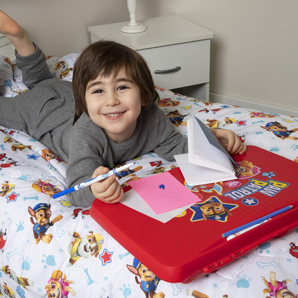 Pupitre d'activités Pat' Patrouille pour enfants avec rangement - Couvercle pliable et design escamotable - Portable pour les voyages ou pour une utilisation au lit à la maison - Idéal pour écrire, lire ou d'autres activités scolaires