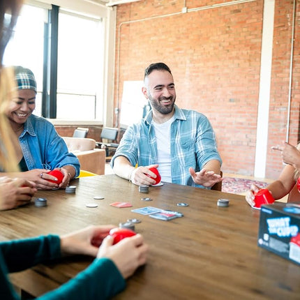 USAOPOLY ¡¿Qué Copa?! | Juego de Dados de Faroles Sociales | Incluye Cubiletes y Dados D12 | Espía, Intercambia, Roba la Copa Ganadora | 3-6 Jugadores, 12+ Años