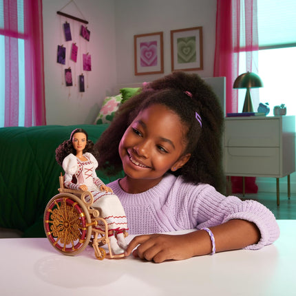 Muñeca Mattel Universal Wicked Nessarose con accesorios, incluyendo silla de ruedas, con cabello rizado castaño, articulada y con un look de gala extraíble