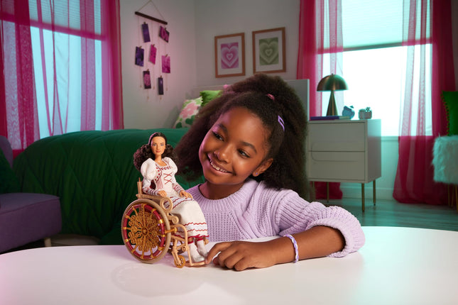 Poupée mannequin et accessoires Mattel Universal Wicked Nessarose, y compris fauteuil roulant, avec cheveux bouclés bruns, look de bal amovible et articulé