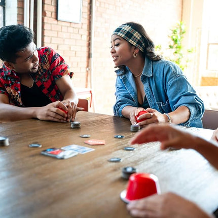 USAOPOLY ¡¿Qué Copa?! | Juego de Dados de Faroles Sociales | Incluye Cubiletes y Dados D12 | Espía, Intercambia, Roba la Copa Ganadora | 3-6 Jugadores, 12+ Años