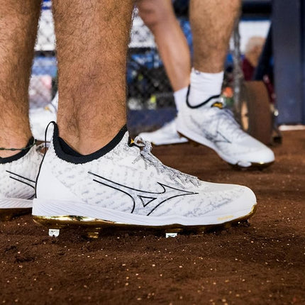 Mizuno Dominant Knit 2 Low Metal Cleat para hombre, blanco/dorado, 15