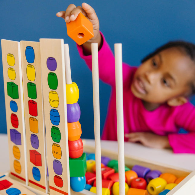 Melissa & Doug – Jeu d'enfilage de perles avec 46 perles en bois et 5 planches à motifs double-face