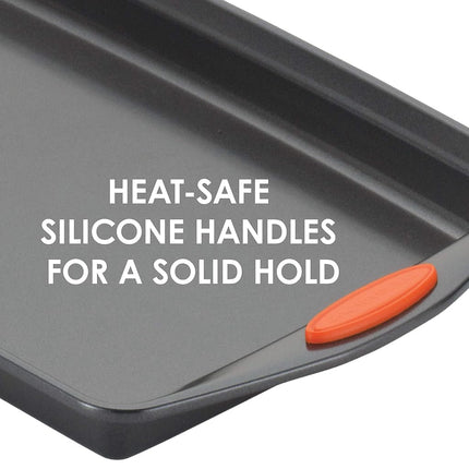 Rachael Ray Molde para hornear antiadherente de 9 x 13 pulgadas con tapa, gris con tapa y asas naranjas