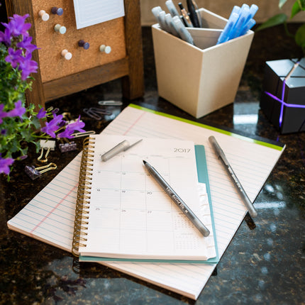 Bolígrafos BIC Round Stic Xtra Life (GSM609-BLK), Punta Mediana (1.0 mm), Negro, Paquete de 60 unidades, Cuerpo Redondo Flexible para Comodidad al Escribir (Paquete de 9, 540 unidades en total)